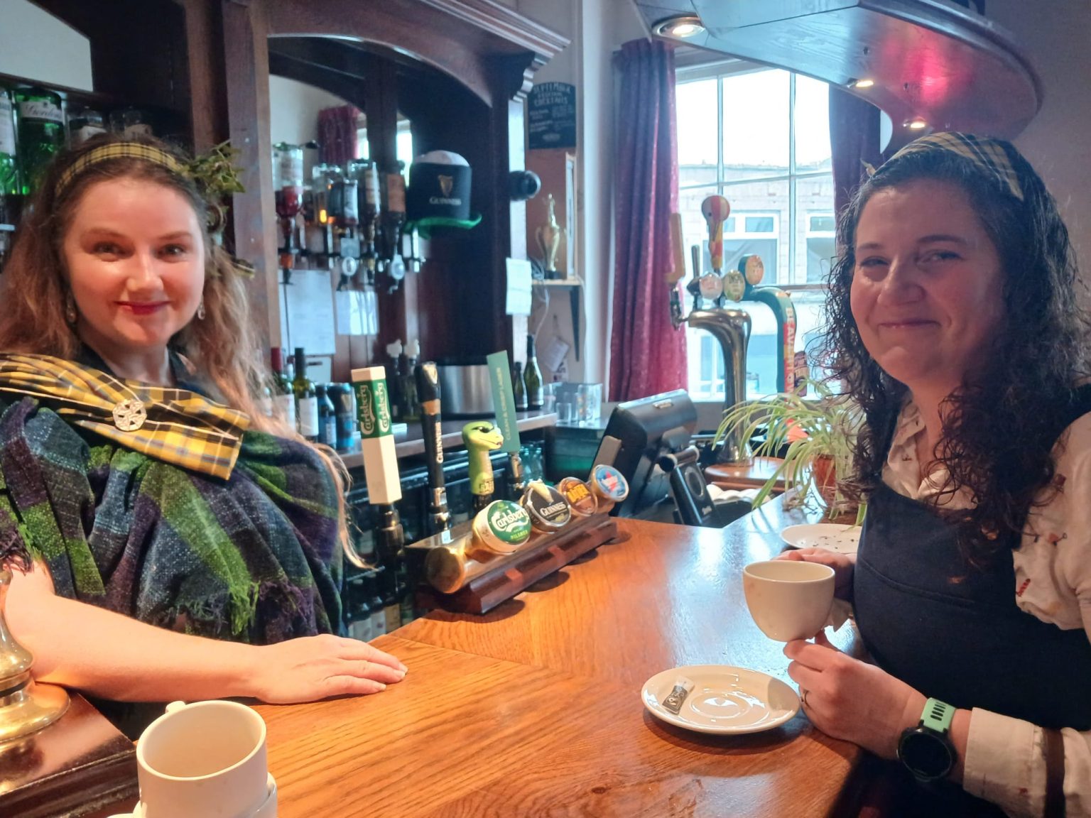 2 women drinking coffee