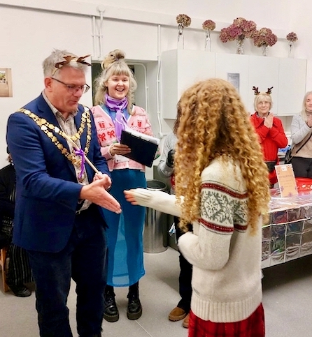 Mayor reaching for girl's hand
